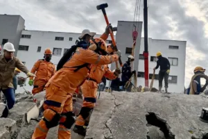 Con 16 departamentos y 494 municipios afectados, el terremoto de San José del Palmar se mantiene como una emergencia de alcance nacional. El desafío inmediato continúa siendo la atención de los damnificados, la búsqueda de las personas desaparecidas y la recuperación de los servicios e infraestructuras afectadas - Foto: Defensa Civil Colombiana