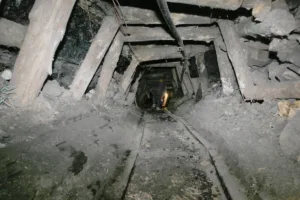 Las condiciones dentro del socavón dificultaron las labores. Según los reportes, la explosión habría provocado un derrumbe que bloqueó el acceso a uno de los niveles de la mina, por lo que los equipos de rescate tuvieron que avanzar de manera progresiva hacia el lugar donde se encontraban los trabajadores - Foto: X/@JorgeEmilioRey