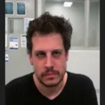 La detención no obedeció oficialmente a sus posiciones políticas ni a sus controversias públicas. El Departamento de Seguridad Nacional (DHS) informó que Yiannopoulos había ingresado legalmente a Estados Unidos en mayo de 2019, pero permaneció en el país después de que expirara su autorización migratoria - Foto: Departamento de Seguridad Nacional