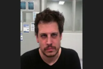 La detención no obedeció oficialmente a sus posiciones políticas ni a sus controversias públicas. El Departamento de Seguridad Nacional (DHS) informó que Yiannopoulos había ingresado legalmente a Estados Unidos en mayo de 2019, pero permaneció en el país después de que expirara su autorización migratoria - Foto: Departamento de Seguridad Nacional