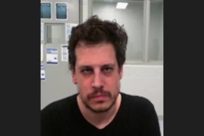La detención no obedeció oficialmente a sus posiciones políticas ni a sus controversias públicas. El Departamento de Seguridad Nacional (DHS) informó que Yiannopoulos había ingresado legalmente a Estados Unidos en mayo de 2019, pero permaneció en el país después de que expirara su autorización migratoria - Foto: Departamento de Seguridad Nacional