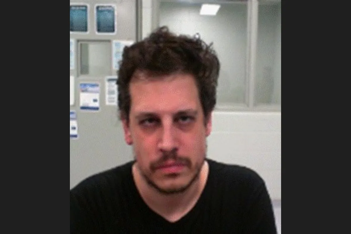 La detención no obedeció oficialmente a sus posiciones políticas ni a sus controversias públicas. El Departamento de Seguridad Nacional (DHS) informó que Yiannopoulos había ingresado legalmente a Estados Unidos en mayo de 2019, pero permaneció en el país después de que expirara su autorización migratoria - Foto: Departamento de Seguridad Nacional