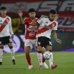 El empate dejó la sensación de una oportunidad desaprovechada para el conjunto cardenal, que tuvo algunas de las aproximaciones más claras del compromiso, incluido el remate de Bustos al palo. River, en cambio, consiguió salir de Bogotá sin recibir goles y llegará con la serie igualada a su estadio - Foto: X/@RiverPlate