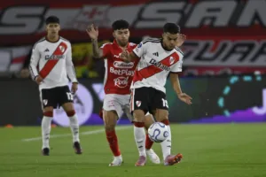 El empate dejó la sensación de una oportunidad desaprovechada para el conjunto cardenal, que tuvo algunas de las aproximaciones más claras del compromiso, incluido el remate de Bustos al palo. River, en cambio, consiguió salir de Bogotá sin recibir goles y llegará con la serie igualada a su estadio - Foto: X/@RiverPlate