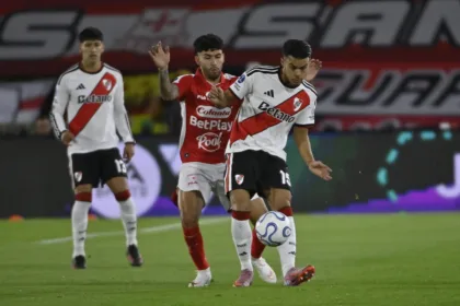 El empate dejó la sensación de una oportunidad desaprovechada para el conjunto cardenal, que tuvo algunas de las aproximaciones más claras del compromiso, incluido el remate de Bustos al palo. River, en cambio, consiguió salir de Bogotá sin recibir goles y llegará con la serie igualada a su estadio - Foto: X/@RiverPlate