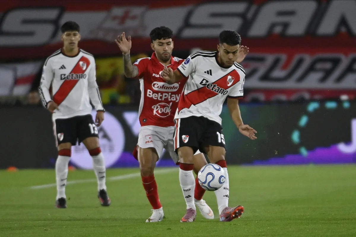 El empate dejó la sensación de una oportunidad desaprovechada para el conjunto cardenal, que tuvo algunas de las aproximaciones más claras del compromiso, incluido el remate de Bustos al palo. River, en cambio, consiguió salir de Bogotá sin recibir goles y llegará con la serie igualada a su estadio - Foto: X/@RiverPlate