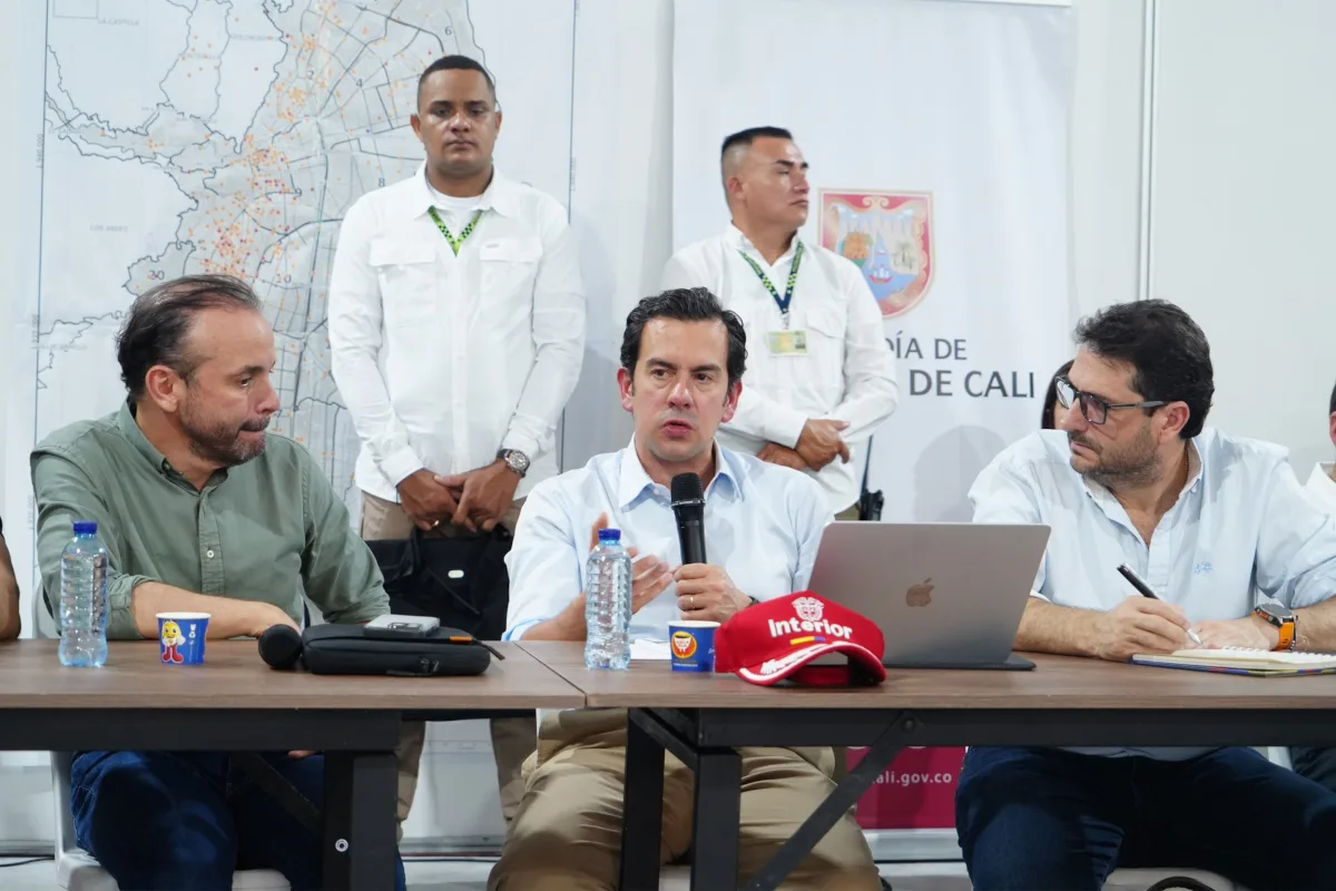 El ministro del Interior, Rodrigo Lara (Centro), explicó que Colombia ya tiene tipificado el delito de terrorismo, pero que el Ejecutivo considera necesario crear un marco específico para identificar y clasificar organizaciones completas bajo esa categoría - Foto: X/@Rodrigo_Lara_