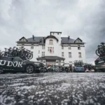 Los ciclistas tuvieron que refugiarse donde pudieron. Algunos encontraron protección en un hotel y otras instalaciones próximas a La Cabanasse, mientras otros buscaron techo en viviendas, portales y estructuras ubicadas junto a la carretera. Las bicicletas quedaron temporalmente apartadas mientras el granizo golpeaba con fuerza y la organización evaluaba si existían condiciones para reanudar la competencia - Foto: Vuelta a España/Cxcling Creative Agency