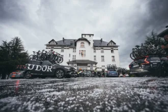 Los ciclistas tuvieron que refugiarse donde pudieron. Algunos encontraron protección en un hotel y otras instalaciones próximas a La Cabanasse, mientras otros buscaron techo en viviendas, portales y estructuras ubicadas junto a la carretera. Las bicicletas quedaron temporalmente apartadas mientras el granizo golpeaba con fuerza y la organización evaluaba si existían condiciones para reanudar la competencia - Foto: Vuelta a España/Cxcling Creative Agency
