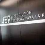 La decisión representa un nuevo avance en la investigación de conductas que no habían sido abordadas de manera integral en otros macrocasos de la justicia transicional. La JEP concentró los hechos principalmente en el Macrocaso 10, creado para investigar crímenes no amnistiables atribuidos a integrantes de las antiguas FARC-EP y relacionados directa o indirectamente con el conflicto armado. Este caso reúne un universo provisional de miles de hechos victimizantes documentados mediante informes de entidades estatales y organizaciones de la sociedad civil - Foto: JEP