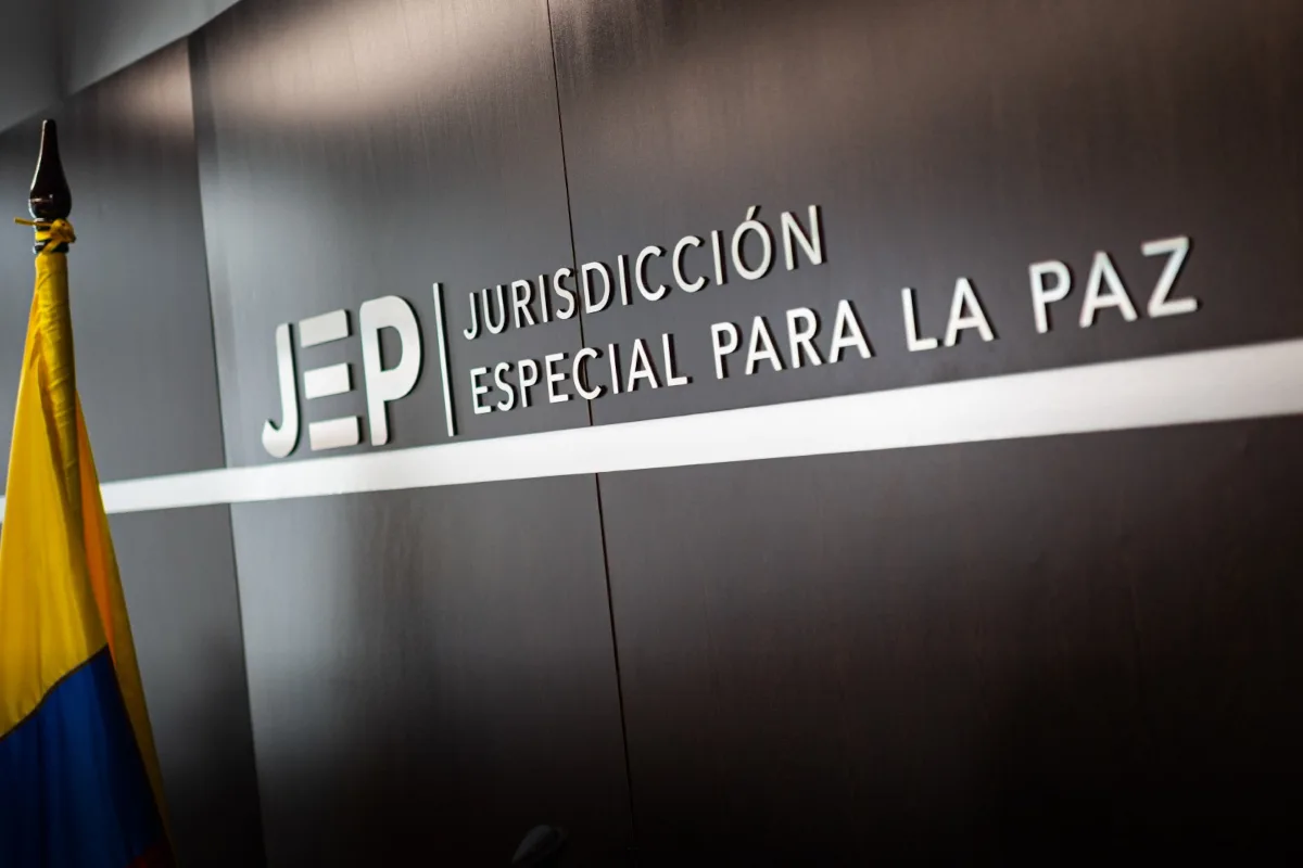 La decisión representa un nuevo avance en la investigación de conductas que no habían sido abordadas de manera integral en otros macrocasos de la justicia transicional. La JEP concentró los hechos principalmente en el Macrocaso 10, creado para investigar crímenes no amnistiables atribuidos a integrantes de las antiguas FARC-EP y relacionados directa o indirectamente con el conflicto armado. Este caso reúne un universo provisional de miles de hechos victimizantes documentados mediante informes de entidades estatales y organizaciones de la sociedad civil - Foto: JEP