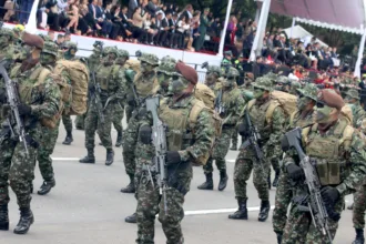 Quienes se oponen a la reforma recuerdan que el artículo 219 de la Constitución fue diseñado precisamente para blindar a las Fuerzas Militares y a la Policía frente a las disputas partidistas. Desde esta perspectiva, la neutralidad política constituye uno de los pilares de la democracia colombiana y garantiza que la Fuerza Pública permanezca al servicio del Estado y no de un determinado gobierno o corriente ideológica - Foto: Archivo/Ronald Cano
