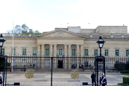 El traslado al Palacio de Nariño obedeció a la necesidad de contar con una sede más amplia, moderna y funcional para la Presidencia. La antigua residencia construida sobre la casa natal de Antonio Nariño fue adaptada para albergar el Ejecutivo y fue inaugurada como sede presidencial en 1908. Posteriormente fue ampliada y remodelada para responder al crecimiento de la administración pública y a las necesidades de seguridad de la jefatura del Estado - Foto: Archivo/Ronald Cano
