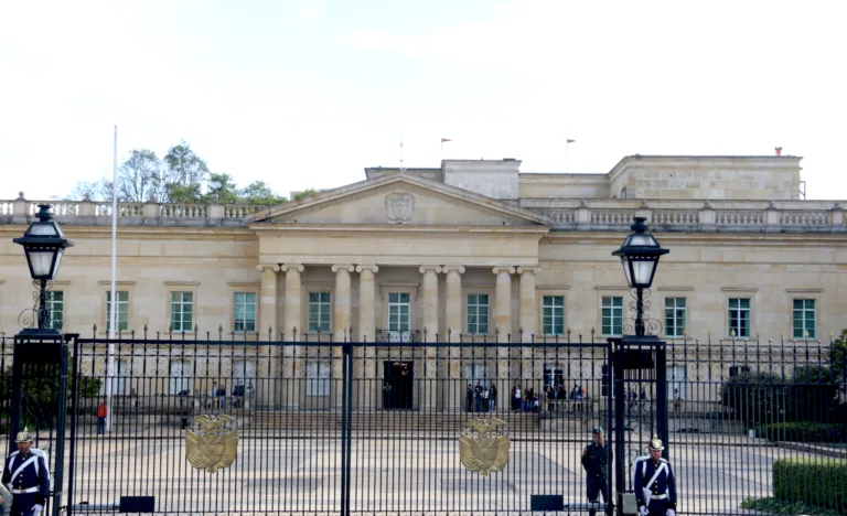 El traslado al Palacio de Nariño obedeció a la necesidad de contar con una sede más amplia, moderna y funcional para la Presidencia. La antigua residencia construida sobre la casa natal de Antonio Nariño fue adaptada para albergar el Ejecutivo y fue inaugurada como sede presidencial en 1908. Posteriormente fue ampliada y remodelada para responder al crecimiento de la administración pública y a las necesidades de seguridad de la jefatura del Estado - Foto: Archivo/Ronald Cano