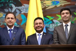 La controversia, sin embargo, no radica únicamente en que las publicaciones le hayan dado puntos dentro de un concurso a Laverde (centro). El cuestionamiento se concentra también en la cronología de su elaboración y en las explicaciones entregadas sobre el proceso editorial - Foto: Senado