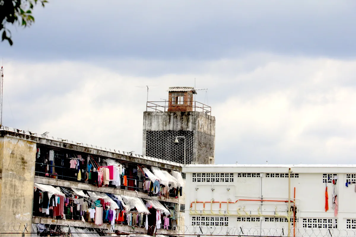 Las cárceles afectadas deben ser atendidas, pero la emergencia no debería convertirse en un mecanismo para desplazar el centro de atención de la población damnificada hacia proyectos que pueden tener mecanismos ordinarios de planeación, financiación y ejecución. La protección de los reclusos puede requerir traslados, adecuaciones temporales y reparaciones urgentes, sin que ello implique necesariamente impulsar una nueva política nacional de expansión carcelaria bajo facultades excepcionales - Foto: Archivo/Ronald Cano
