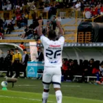 El gol llegó finalmente en el minuto 71. Kevin Balanta asistió a Richardson Rivas, quien volvió a aparecer frente al arco y consiguió su segundo tanto de la tarde para establecer el 2-0. El atacante de Fortaleza se convirtió así en la figura indiscutible del partido - Foto: Ronald Cano