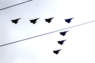La acción contó con la participación de aeronaves de combate. Según información publicada sobre el operativo, dos aviones Kfir de la Fuerza Aeroespacial Colombiana bombardearon un campamento del Frente de Guerra Nororiental del ELN en una zona rural ubicada entre San Calixto y Tibú - Foto: Archivo/Ronald Cano