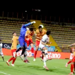 En los minutos finales, los dos equipos realizaron un esfuerzo adicional para quedarse con los tres puntos. No obstante, las llegadas carecieron de precisión y el empate terminó reflejando el desarrollo de un partido en el que predominó el trabajo defensivo sobre la eficacia ofensiva - Foto: Ronald Cano