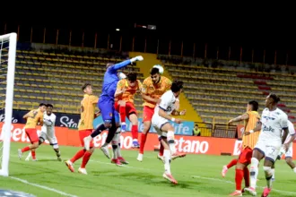 En los minutos finales, los dos equipos realizaron un esfuerzo adicional para quedarse con los tres puntos. No obstante, las llegadas carecieron de precisión y el empate terminó reflejando el desarrollo de un partido en el que predominó el trabajo defensivo sobre la eficacia ofensiva - Foto: Ronald Cano