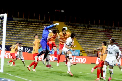 En los minutos finales, los dos equipos realizaron un esfuerzo adicional para quedarse con los tres puntos. No obstante, las llegadas carecieron de precisión y el empate terminó reflejando el desarrollo de un partido en el que predominó el trabajo defensivo sobre la eficacia ofensiva - Foto: Ronald Cano