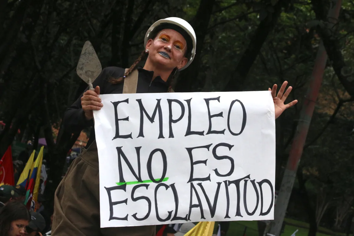 Entre las circulares eliminadas hay lineamientos relacionados con jornada laboral, horas extras, trabajo doméstico, estabilidad laboral reforzada, discapacidad, equidad de género, libertad sindical, negociación colectiva, debido proceso disciplinario, modalidades contractuales y trabajadores de plataformas digitales - Foto: Archivo/Ronald Cano