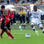En el estadio Metropolitano de Techo, Fortaleza derrotó 2-0 a Cúcuta Deportivo con una actuación destacada de Richardson Rivas, autor de los dos goles del partido. El delantero abrió el marcador al minuto 38 y volvió a aparecer al 71' para completar su doblete - Foto: Ronald Cano