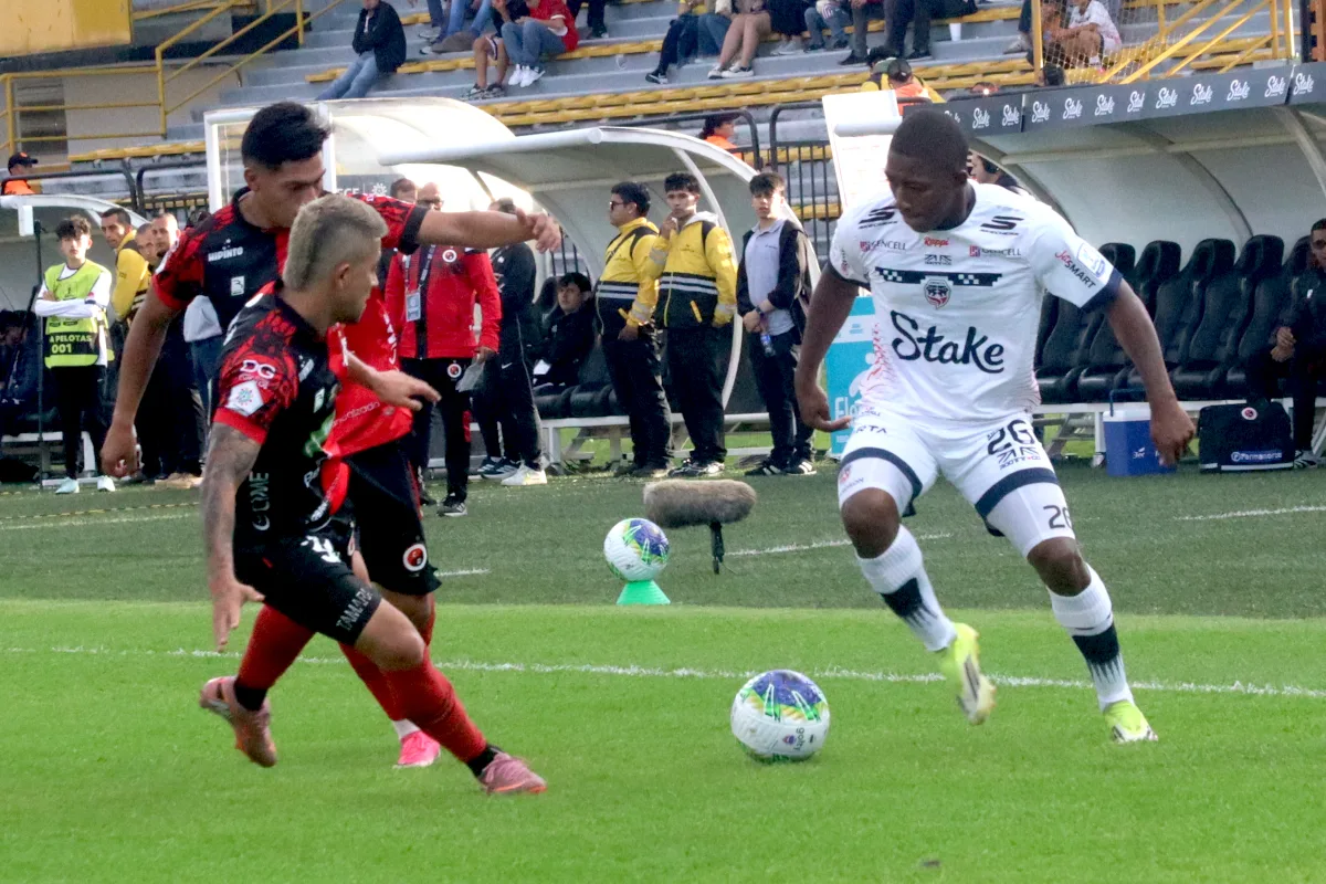 En el estadio Metropolitano de Techo, Fortaleza derrotó 2-0 a Cúcuta Deportivo con una actuación destacada de Richardson Rivas, autor de los dos goles del partido. El delantero abrió el marcador al minuto 38 y volvió a aparecer al 71' para completar su doblete - Foto: Ronald Cano