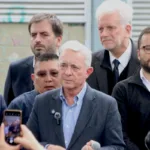 El caso tiene como eje hechos ocurridos en Antioquia durante la década de los noventa. Las investigaciones están relacionadas con las masacres de El Aro y La Granja, ocurridas cuando Uribe era gobernador de Antioquia, además del asesinato del defensor de derechos humanos Jesús María Valle y otros hechos vinculados con estructuras paramilitares - Foto: Archivo/Ronald Cano