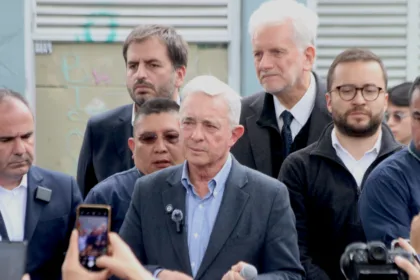 El caso tiene como eje hechos ocurridos en Antioquia durante la década de los noventa. Las investigaciones están relacionadas con las masacres de El Aro y La Granja, ocurridas cuando Uribe era gobernador de Antioquia, además del asesinato del defensor de derechos humanos Jesús María Valle y otros hechos vinculados con estructuras paramilitares - Foto: Archivo/Ronald Cano