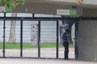 Eso significa que la derogatoria no elimina el derecho de los vigilantes a recibir el pago que legalmente corresponda por el trabajo suplementario. Pero sí retira una interpretación oficial que orientaba la aplicación de las reglas laborales en un sector caracterizado precisamente por jornadas especiales, turnos prolongados y una permanente discusión sobre el reconocimiento de horas adicionales - Foto: Archivo/Ronald Cano