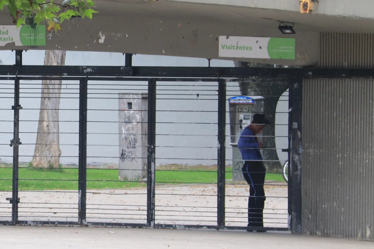 Eso significa que la derogatoria no elimina el derecho de los vigilantes a recibir el pago que legalmente corresponda por el trabajo suplementario. Pero sí retira una interpretación oficial que orientaba la aplicación de las reglas laborales en un sector caracterizado precisamente por jornadas especiales, turnos prolongados y una permanente discusión sobre el reconocimiento de horas adicionales - Foto: Archivo/Ronald Cano