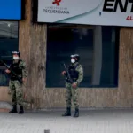 Por eso, uno de los principales asuntos que deberá resolver el debate es el alcance de las funciones militares. No es lo mismo proteger una infraestructura estratégica, reforzar un perímetro o apoyar a la Policía en una situación excepcional que realizar de manera cotidiana labores de patrullaje, requisa, detención o control directo de ciudadanos - Foto: Archivo/Ronald Cano