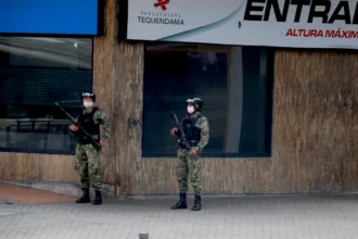 Por eso, uno de los principales asuntos que deberá resolver el debate es el alcance de las funciones militares. No es lo mismo proteger una infraestructura estratégica, reforzar un perímetro o apoyar a la Policía en una situación excepcional que realizar de manera cotidiana labores de patrullaje, requisa, detención o control directo de ciudadanos - Foto: Archivo/Ronald Cano