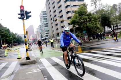 Las autoridades también alertaron sobre una modalidad conocida como "la milenaria", en la que delincuentes buscan distraer o desviar al ciclista mediante engaños para facilitar el robo de la bicicleta. En ese sentido, recomendaron desconfiar de personas desconocidas que intenten alterar el recorrido o llamar la atención con falsas emergencias - Foto: Archivo/Ronald Cano