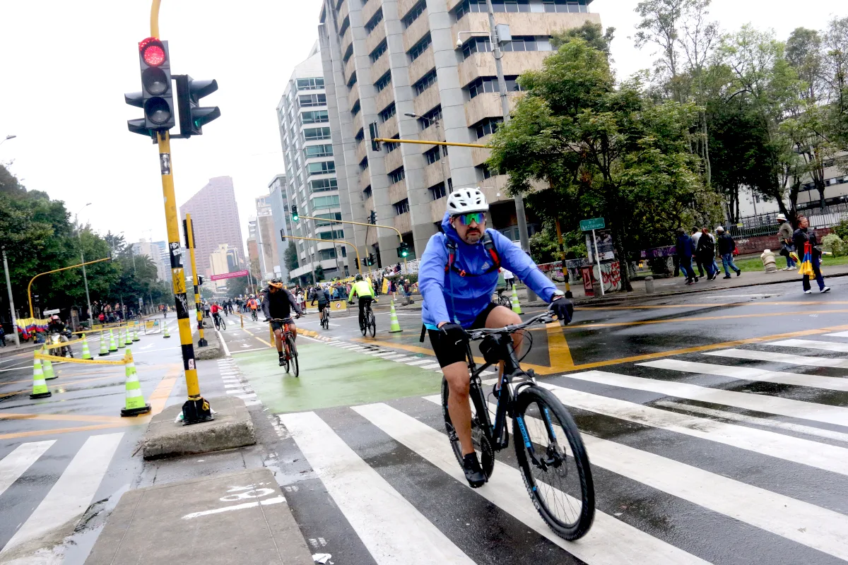 Las autoridades también alertaron sobre una modalidad conocida como "la milenaria", en la que delincuentes buscan distraer o desviar al ciclista mediante engaños para facilitar el robo de la bicicleta. En ese sentido, recomendaron desconfiar de personas desconocidas que intenten alterar el recorrido o llamar la atención con falsas emergencias - Foto: Archivo/Ronald Cano