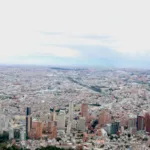 Al cumplir 488 años, Bogotá enfrenta una etapa decisiva: la ciudad tiene en marcha algunas de las mayores transformaciones de su historia reciente, pero también problemas estructurales que siguen afectando la vida cotidiana. Para Carlos Fernando Galán, el desafío será demostrar que inversiones como el Metro y los proyectos ferroviarios, junto con las políticas de seguridad, agua, movilidad y manejo de residuos, pueden traducirse en una ciudad más habitable sin hipotecar sus finanzas - Foto: Archivo/Ronald Cano