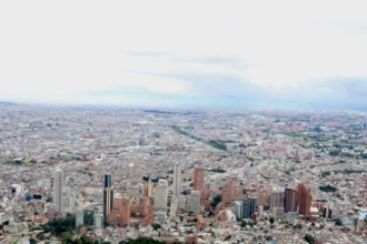 Al cumplir 488 años, Bogotá enfrenta una etapa decisiva: la ciudad tiene en marcha algunas de las mayores transformaciones de su historia reciente, pero también problemas estructurales que siguen afectando la vida cotidiana. Para Carlos Fernando Galán, el desafío será demostrar que inversiones como el Metro y los proyectos ferroviarios, junto con las políticas de seguridad, agua, movilidad y manejo de residuos, pueden traducirse en una ciudad más habitable sin hipotecar sus finanzas - Foto: Archivo/Ronald Cano