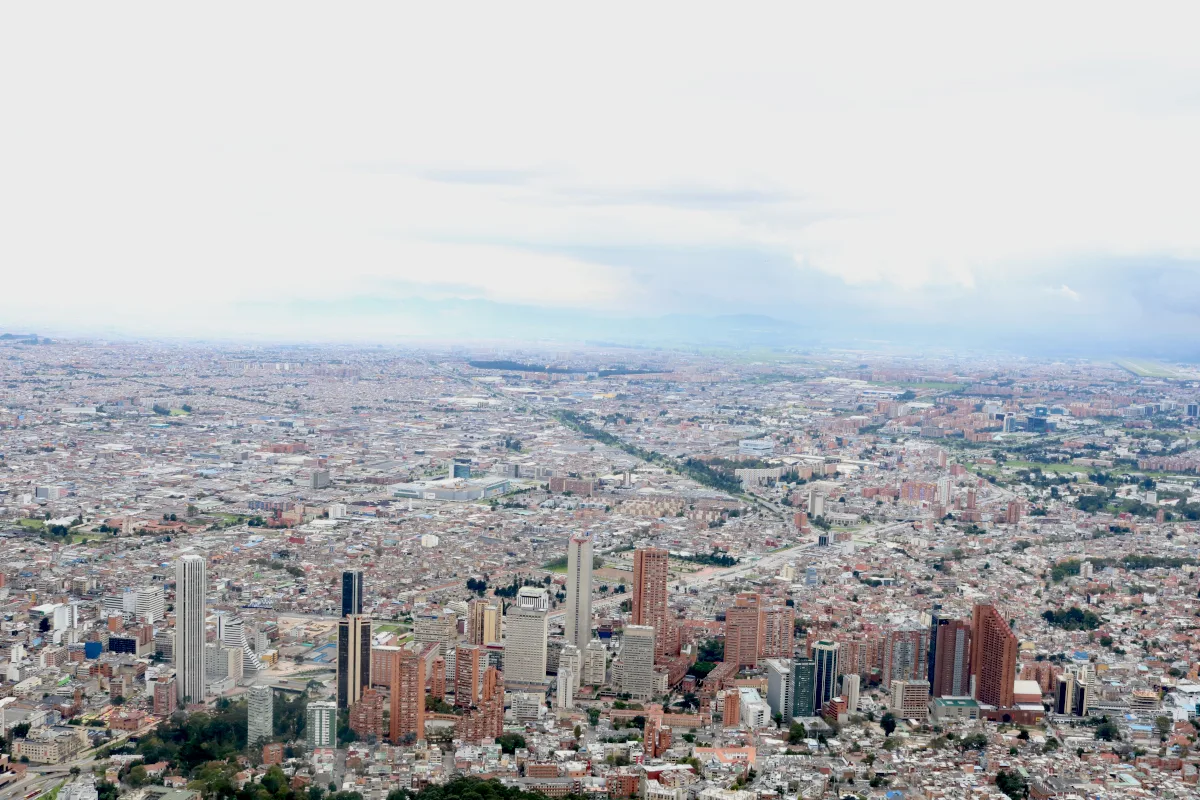 Al cumplir 488 años, Bogotá enfrenta una etapa decisiva: la ciudad tiene en marcha algunas de las mayores transformaciones de su historia reciente, pero también problemas estructurales que siguen afectando la vida cotidiana. Para Carlos Fernando Galán, el desafío será demostrar que inversiones como el Metro y los proyectos ferroviarios, junto con las políticas de seguridad, agua, movilidad y manejo de residuos, pueden traducirse en una ciudad más habitable sin hipotecar sus finanzas - Foto: Archivo/Ronald Cano