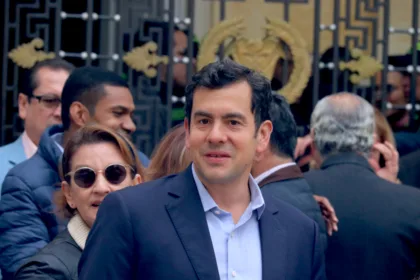 Restrepo advirtió que, de no producirse esa reducción del gasto central, el país podría terminar con un problema fiscal mayor. En su lectura, la transferencia de recursos sin una transferencia equivalente de responsabilidades no constituiría una verdadera descentralización, sino que podría duplicar las presiones sobre las finanzas públicas - Foto: Archivo/Ronald Cano