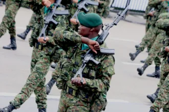 Ese efecto es particularmente sensible en el Ejército, donde la llegada de un nuevo comandante puede desencadenar un reacomodamiento más amplio en las divisiones, brigadas y unidades estratégicas. La renovación de la cúpula, por tanto, podría ser apenas la primera fase de una transformación más profunda en la estructura de mando - Foto: Archivo/Ronald Cano