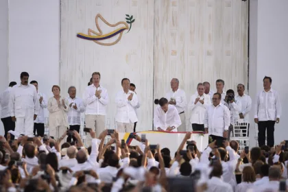 La propuesta busca que el Acuerdo sea tratado como una política de Estado y no como un programa dependiente de la orientación ideológica de cada Gobierno. Entre las solicitudes se encuentra la incorporación de sus compromisos en el nuevo Plan Nacional de Desarrollo, de manera que la reforma rural, los programas territoriales, la reincorporación y las garantías para las comunidades mantengan respaldo institucional y presupuestal - Foto: Gobierno de Chile