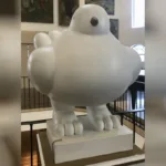 La Paloma de la Paz es una escultura de bronce de aproximadamente 70 centímetros de altura, pintada de blanco y elaborada con las formas voluminosas que caracterizaron la obra de Botero. Aunque su figura remite a un símbolo universal de paz, su creación estuvo vinculada a un momento político concreto: la negociación y posterior firma del Acuerdo de Paz de 2016 - Foto: Anfecaro