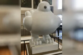 La Paloma de la Paz es una escultura de bronce de aproximadamente 70 centímetros de altura, pintada de blanco y elaborada con las formas voluminosas que caracterizaron la obra de Botero. Aunque su figura remite a un símbolo universal de paz, su creación estuvo vinculada a un momento político concreto: la negociación y posterior firma del Acuerdo de Paz de 2016 - Foto: Anfecaro