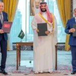 El documento, denominado oficialmente Acuerdo Conjunto de Defensa de La Meca, fue firmado en la ciudad santa saudí por el príncipe heredero Mohammed bin Salman, el presidente turco Recep Tayyip Erdoğan y el primer ministro paquistaní Shehbaz Sharif. La elección de La Meca también dio al acuerdo una fuerte carga simbólica, al vincular una nueva alianza militar con uno de los principales centros religiosos del islam - Foto: Saudi Press Agency