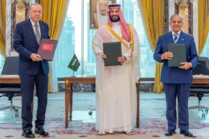 El documento, denominado oficialmente Acuerdo Conjunto de Defensa de La Meca, fue firmado en la ciudad santa saudí por el príncipe heredero Mohammed bin Salman, el presidente turco Recep Tayyip Erdoğan y el primer ministro paquistaní Shehbaz Sharif. La elección de La Meca también dio al acuerdo una fuerte carga simbólica, al vincular una nueva alianza militar con uno de los principales centros religiosos del islam - Foto: Saudi Press Agency