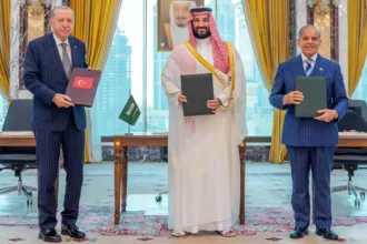 El documento, denominado oficialmente Acuerdo Conjunto de Defensa de La Meca, fue firmado en la ciudad santa saudí por el príncipe heredero Mohammed bin Salman, el presidente turco Recep Tayyip Erdoğan y el primer ministro paquistaní Shehbaz Sharif. La elección de La Meca también dio al acuerdo una fuerte carga simbólica, al vincular una nueva alianza militar con uno de los principales centros religiosos del islam - Foto: Saudi Press Agency