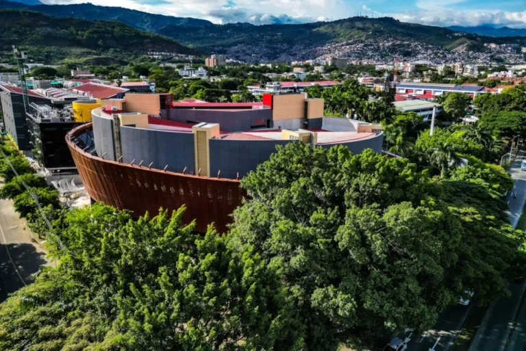 hay un elemento simbólico adicional: la ceremonia se realizará por primera vez fuera de Bogotá, en Cali, una ciudad que De la Espriella escogió para marcar distancia con el formato tradicional de las posesiones presidenciales. El sitio elegido para la posesión será la arena USC de la Universidad Santiago de Cali - Foto: Universidad Santiago de Cali