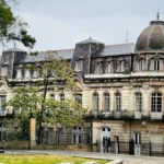 El caso de la sal es particularmente llamativo. La versión que circuló señala que algunas personas llegaron al Ministerio y realizaron una especie de “limpieza” con sal después de la salida del anterior equipo. La propia Kadamani hizo referencia públicamente al episodio en sus redes sociales, al señalar: “Parece leyenda pero llegaron al @mincultura echando sal en los…” - Foto: Martín Duque