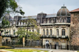 El caso de la sal es particularmente llamativo. La versión que circuló señala que algunas personas llegaron al Ministerio y realizaron una especie de “limpieza” con sal después de la salida del anterior equipo. La propia Kadamani hizo referencia públicamente al episodio en sus redes sociales, al señalar: “Parece leyenda pero llegaron al @mincultura echando sal en los…” - Foto: Martín Duque